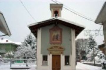 La cappella della Madonna delle Grazie sotto la neve