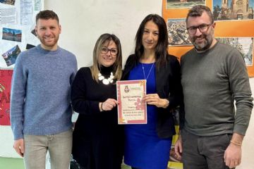 Progetto "Semplicemente donna", installati i dispenser di assorbenti gratuiti nella scuola secondaria